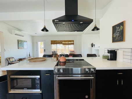 Fridge, microwave, oven, stovetop. Entire house in quiet neighborhood! 2 miles from Joshua Tree NP