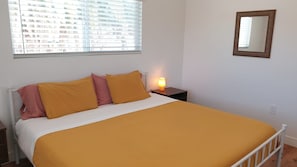 2 habitaciones, escritorio, tabla de planchar con plancha y wifi gratis