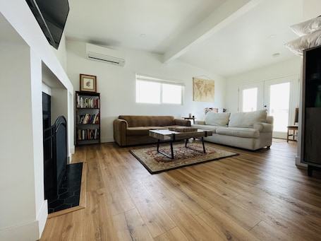 Smart TV, books, stereo