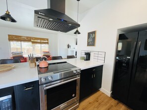 Refrigerador, microondas, horno y parrilla de estufa