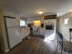 Fridge, microwave, oven, stovetop - Cheerful Cozy Country Cottage @ Aly Farm, 2bed/1 bath (Spring Hill)