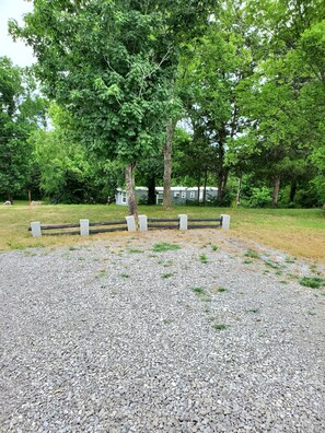 المنطقة المحيطة بالمنشأة