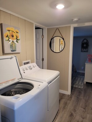 Interior - Cheerful Cozy Country Cottage @ Aly Farm, 2bed/1 bath (Spring Hill)