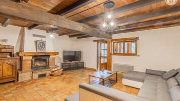 Televisio, takka, pöytäjalkapallopöytä, työhuone