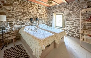 4 bedrooms, travel cot