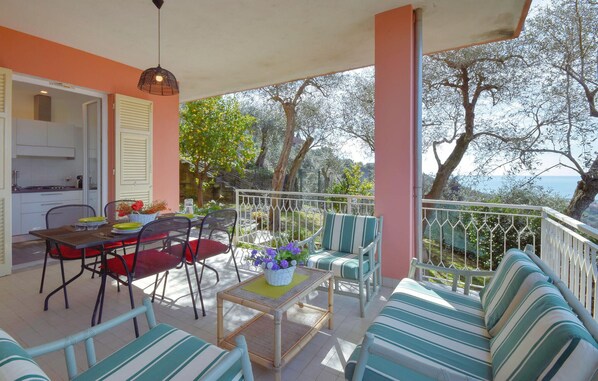 تناول الطعام بالخارج