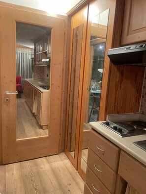 Fridge, stovetop, dishwasher, cookware/dishes/utensils - BAITA SOLE ALTO your home on the ski slopes (Mezzana)