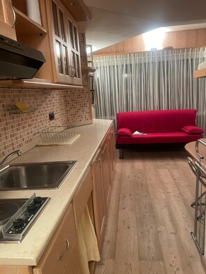 Refrigerador, parrilla de estufa, lavavajillas y utensilios de cocina 