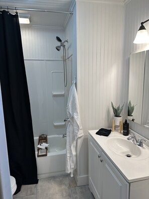 Haartrockner, Handtücher, Seife, Shampoo