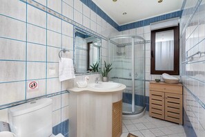 Dusche, kostenlose Toilettenartikel, Haartrockner, Handtücher