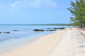 Privat strand, solstolar och strandhanddukar