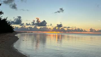 Playa privada, camastros y toallas de playa