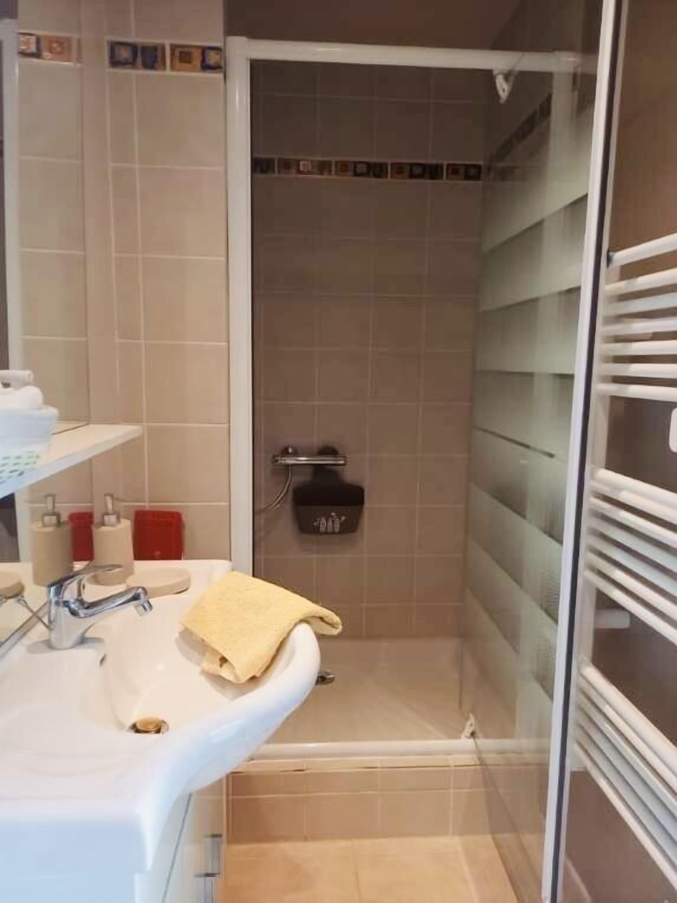 Doccia, asciugacapelli, asciugamani, sapone