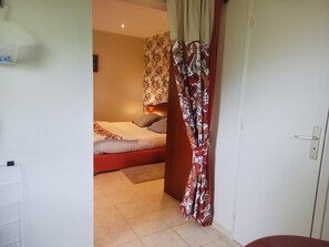 1 bedroom, iron/ironing board, free WiFi, bed sheets - Breton cottage (Quemper-Guézennec)