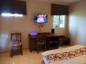 1 bedroom, iron/ironing board, free WiFi, bed sheets - Breton cottage (Quemper-Guézennec)