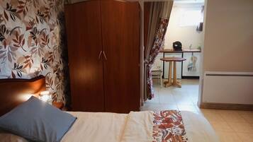 1 chambre, fer et planche Ă  repasser, Wi-Fi gratuit, draps fournis