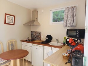 Réfrigérateur, micro-ondes, four, plaque de cuisson