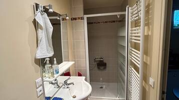 Regadera, secadora de cabello, toallas, jabón