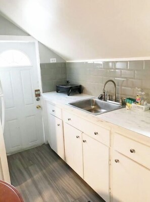 冰箱、微波炉、厨具/餐具、餐桌