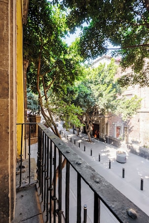 Deluxe Studio Suite | Balcony. Colmena Hotel CDMX Centro