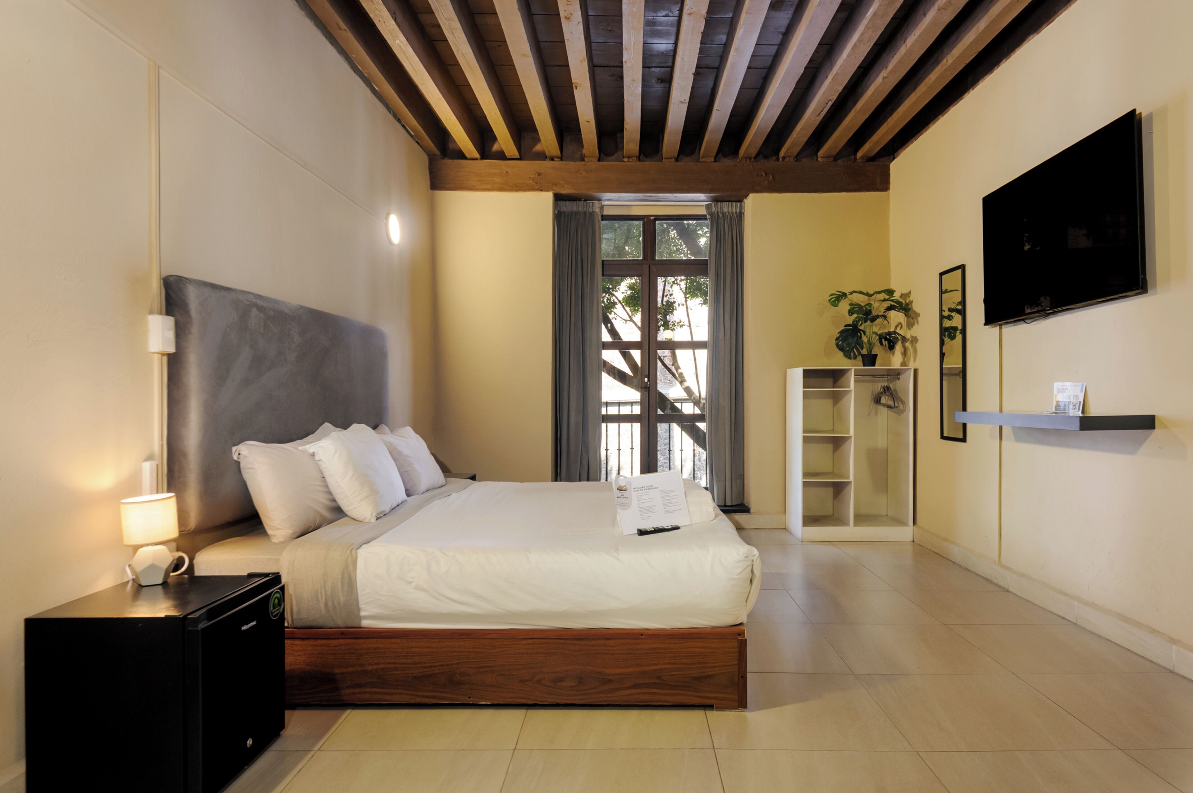 Deluxe Studio Suite | Minibar, desk, laptop workspace, iron/ironing board