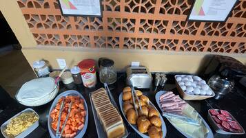 Tägliches inbegriffenes kontinentales Frühstück