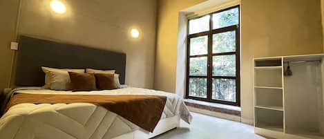 Suite estudio Deluxe | Minibar, escritorio y espacio para trabajar con laptop
