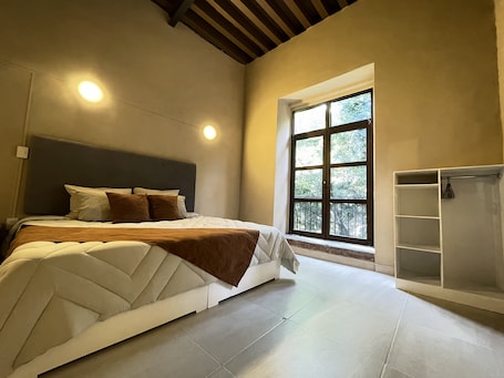 Deluxe Studio Suite | Minibar, desk, laptop workspace, iron/ironing board