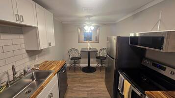 Fridge, microwave, stovetop, dishwasher