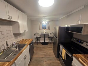 Réfrigérateur, micro-ondes, plaque de cuisson, lave-vaisselle