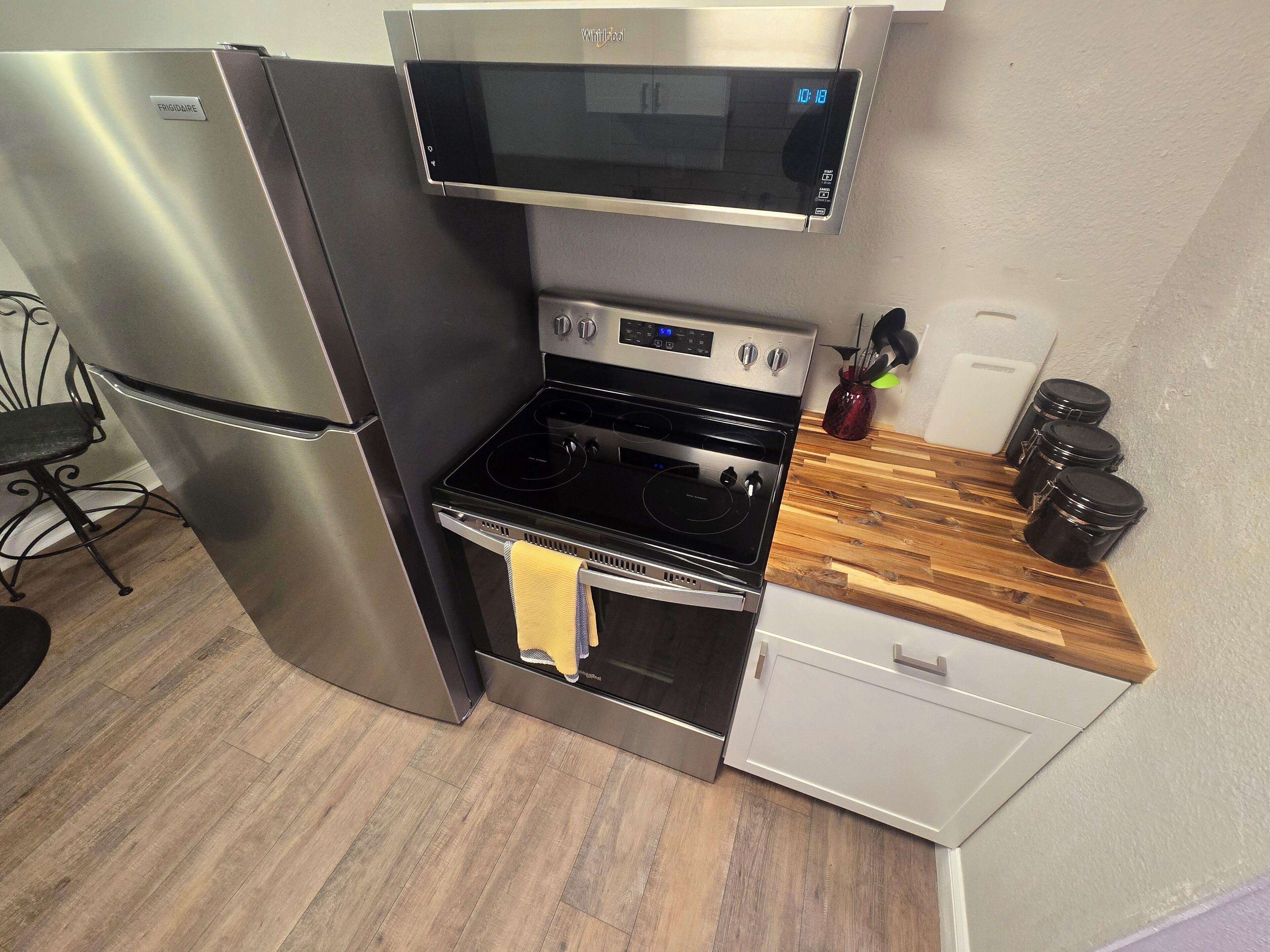 Fridge, microwave, stovetop, dishwasher