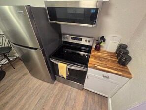 Fridge, microwave, stovetop, dishwasher