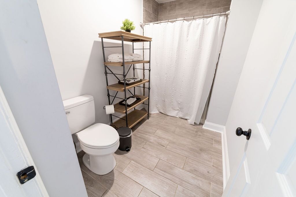 Suihku, hiustenkuivaaja, pyyhkeet, saippua