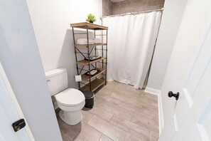 Douche, sèche-cheveux, serviettes fournies, savon