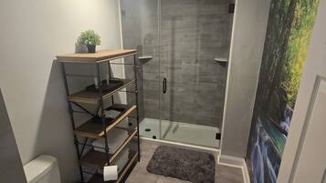 Dusche, Haartrockner, Handtücher, Seife