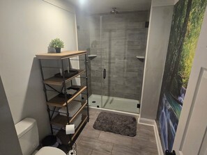 Douche, sèche-cheveux, serviettes fournies, savon