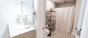 Alan's Apartment - Hot tub, fireplace, located in a quiet corner of Helen.