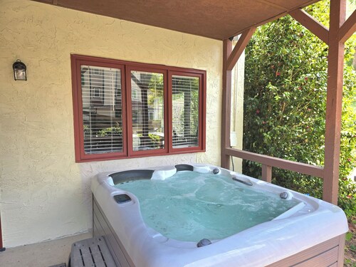 Alan's Apartment - Hot tub, fireplace, located in a quiet corner of Helen.
