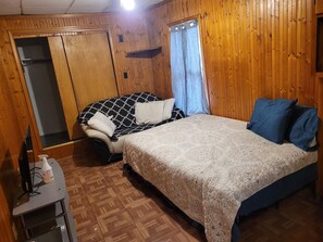 1 bedroom, desk, WiFi (free), bed sheets