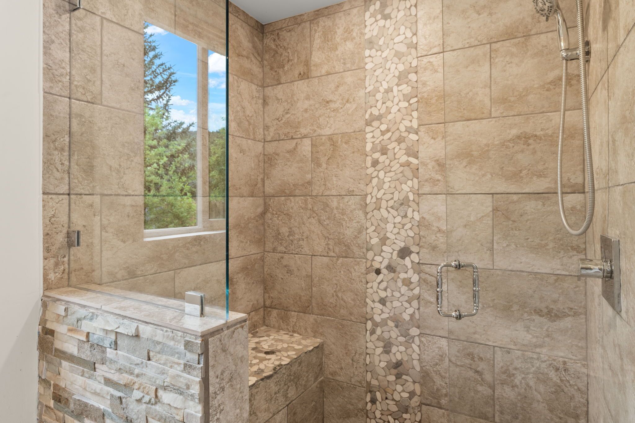 Douche, sèche-cheveux, serviettes fournies, savon