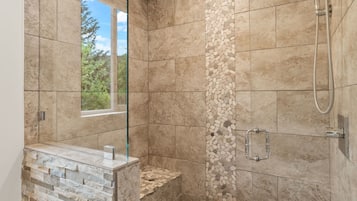 Douche, sĂšche-cheveux, serviettes fournies, savon