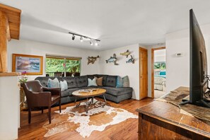 Smart TV, fireplace, books - Pecos River Retreat with a Hot Tub (Pecos)