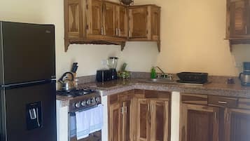 Fridge, oven, stovetop, coffee/tea maker
