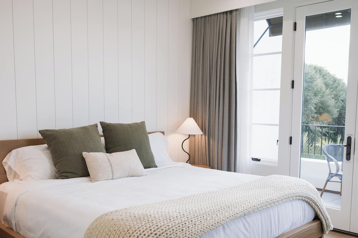 Habitación Deluxe | Ropa de cama de alta calidad y colchones con acolchado adicional