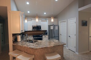 冰箱、微波炉、烤箱、炉灶