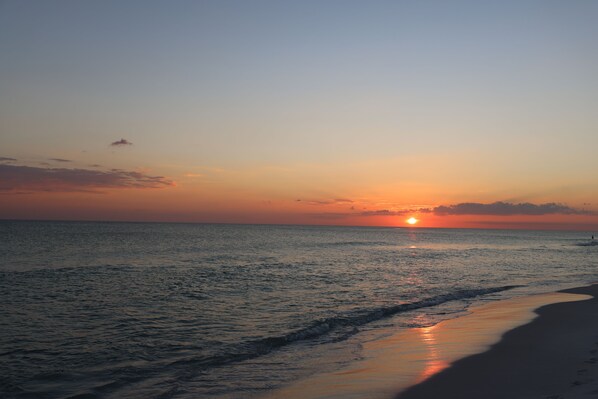 在海滩、沙滩椅