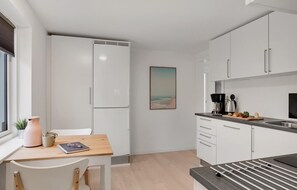 Fridge, microwave, stovetop, dishwasher - Cozy home in Asaa with kitchen (Asaa)