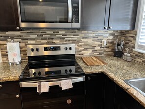 Fridge, microwave, oven, stovetop - Great house (Mableton)