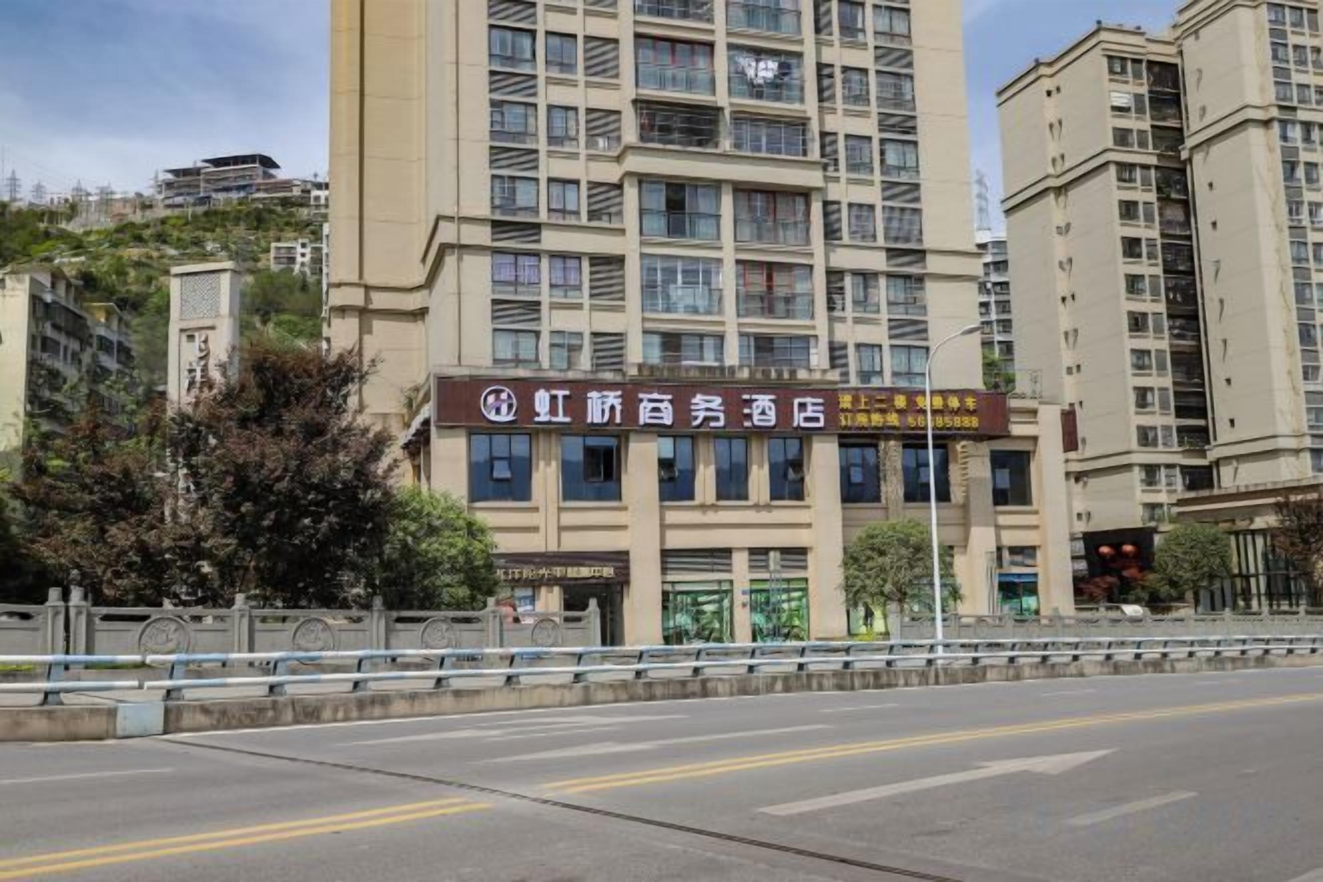 Un edificio de varios pisos con un cartel que indica un hotel.