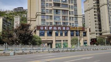 Un edificio de varios pisos con un cartel que indica un hotel.